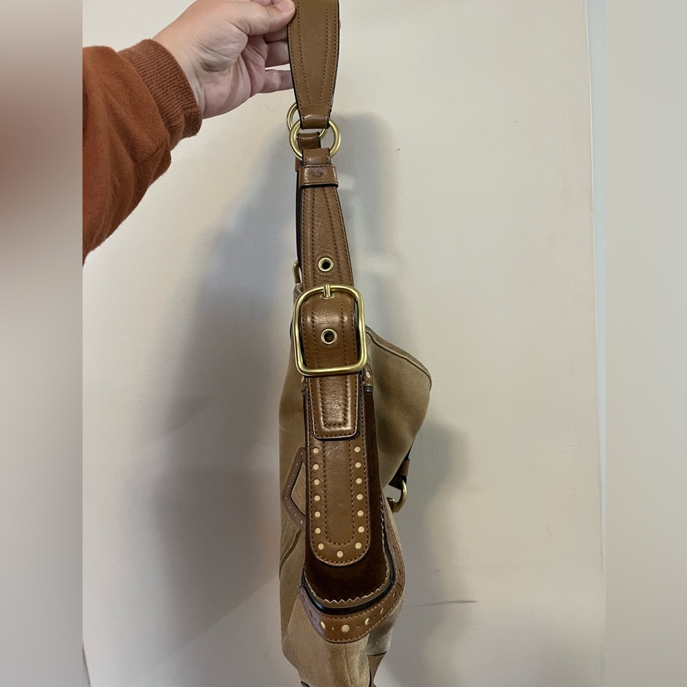 2000’s suede Coach hobo bag with wristlet - Picture 3 of 12